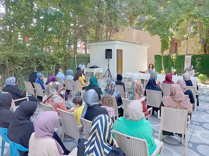 ADEM’DE EĞİTİM GÖREN KADINLARDAN YAZAR AKYÜZ’E SEVGİ SELİ