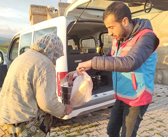 AŞEVİNDE HAZIRLANAN YEMEKLER İHTİYAÇ SAHİPLERİNE ULAŞTIRILIYOR 