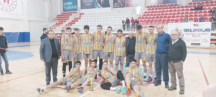 BASKETBOL’DA MEHMET AKİF ERSOY RÜZGÂRI; 100-44