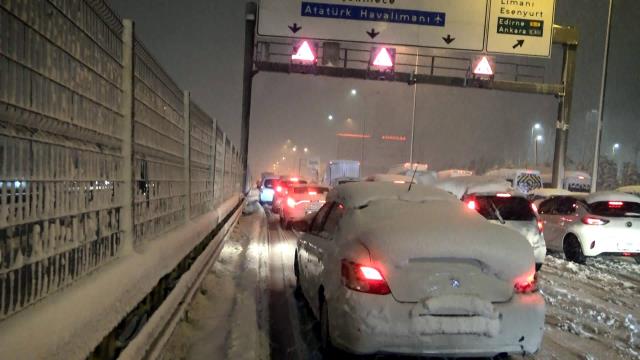 İstanbul kara teslim! Yağış etkisini artırdı, kamu görevlilerine izin verildi