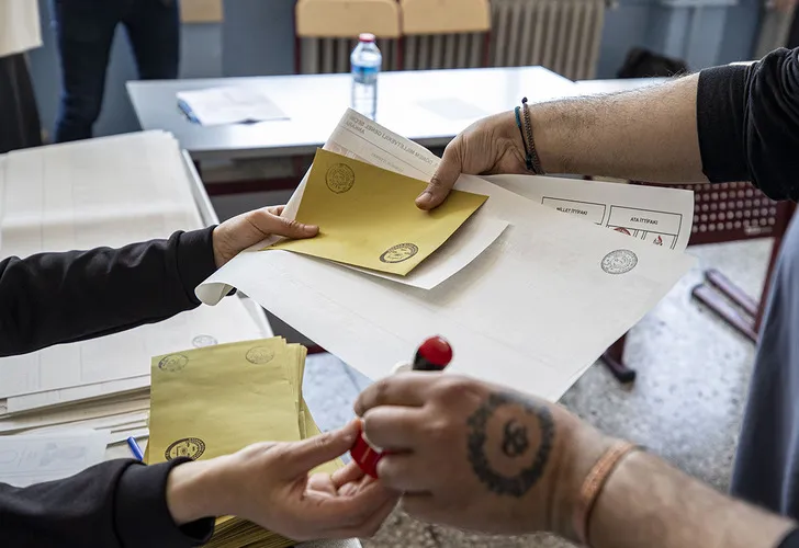 SANDIKLAR KAPANDI! TÜRKİYE GENELİNDE OY VERME İŞLEMİ SONA ERDİ