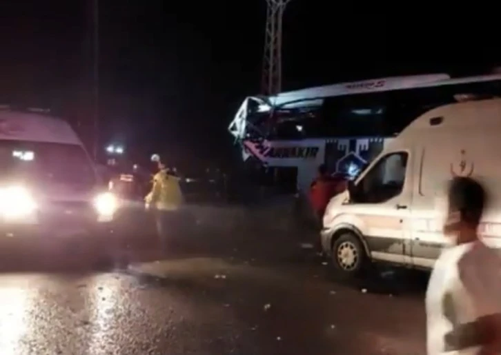 YOLCU OTOBÜSÜ TIR’LA ÇARPIŞTI 