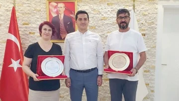 11 YIL GÖREV YAPAN DOKTORLARA TEŞEKKÜR PLAKETİ