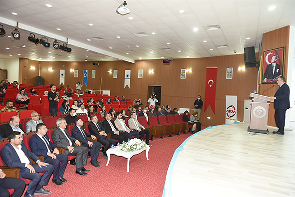 CUMHURBAŞKANI BAŞDANIŞMANINDAN ÖĞRENCİLERE KONFERANS