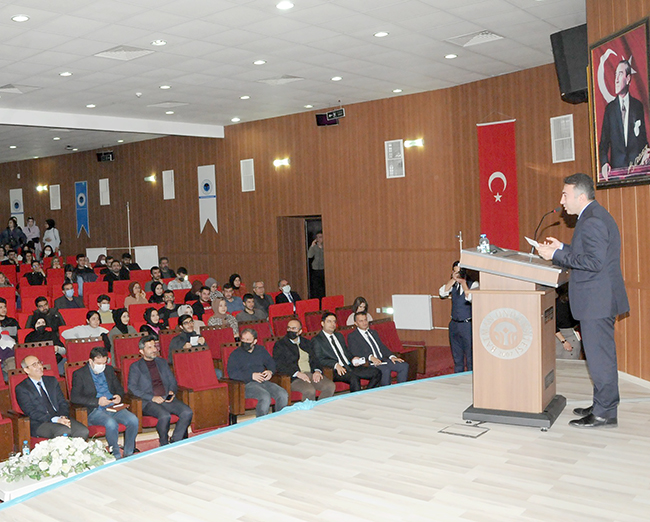 ÜNİVERSİTE’DE METAVERSE KONFERANSI