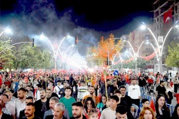 BAYRAK YÜRÜYÜŞÜNE BİNLERCE VATANDAŞ KATILDI