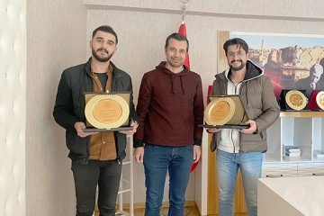 GENÇLİKTEN MÜZİK BAŞARISINA PLAKET