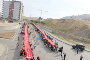 KAYMAKAM ÖZTAŞ, BAYRAK YÜRÜYÜŞÜNE KATILDI