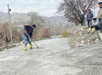 KÖY YOLLARINDA BETONLAMA ÇALIŞMALARI DEVAM EDİYOR