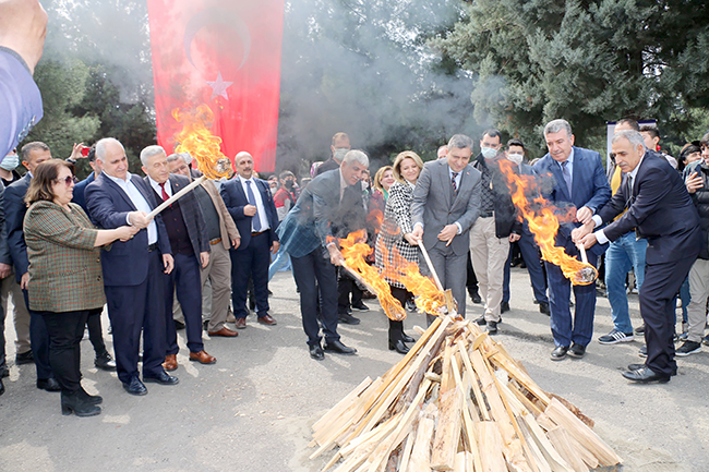 VALİ ŞAHİN NEVRUZ ATEŞİNİ YAKTI