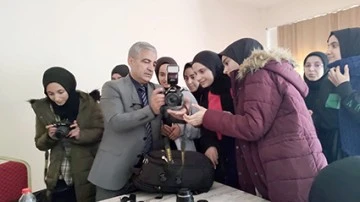 ÖĞRENCİLERİN KARİYER GÜNÜNDE FOTOĞRAF MERAKI