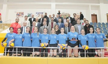 REKTÖR DEMİR, VOLEYBOL ANTRENMANINI İZLEDİ