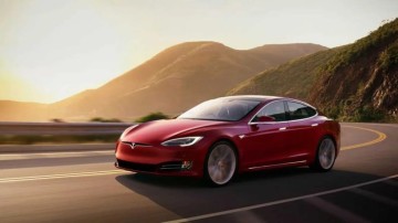 Tesla aracı dakikalar içinde kül oldu!